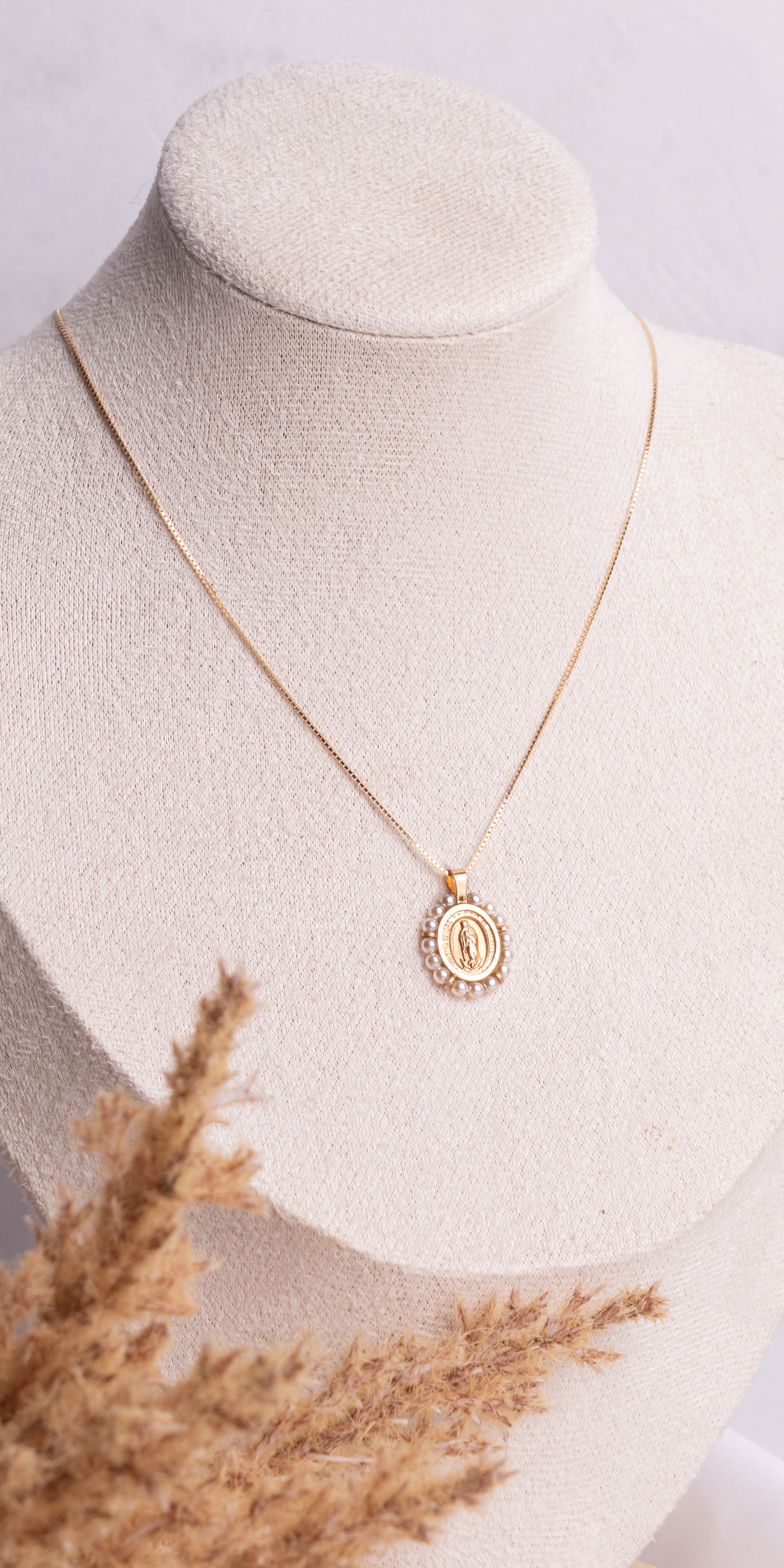 10K Gold Comunión / Baptismal Virgin Mary Necklace